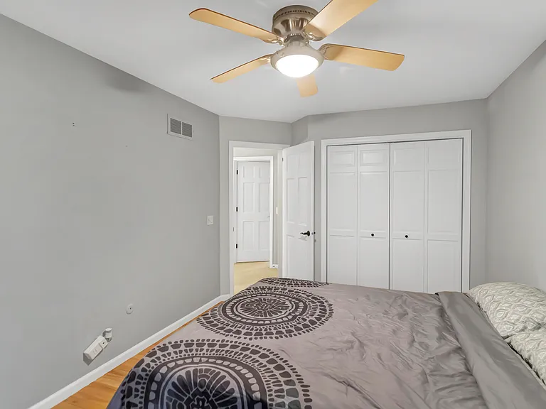 985 Chapel Ct N — Photo 32