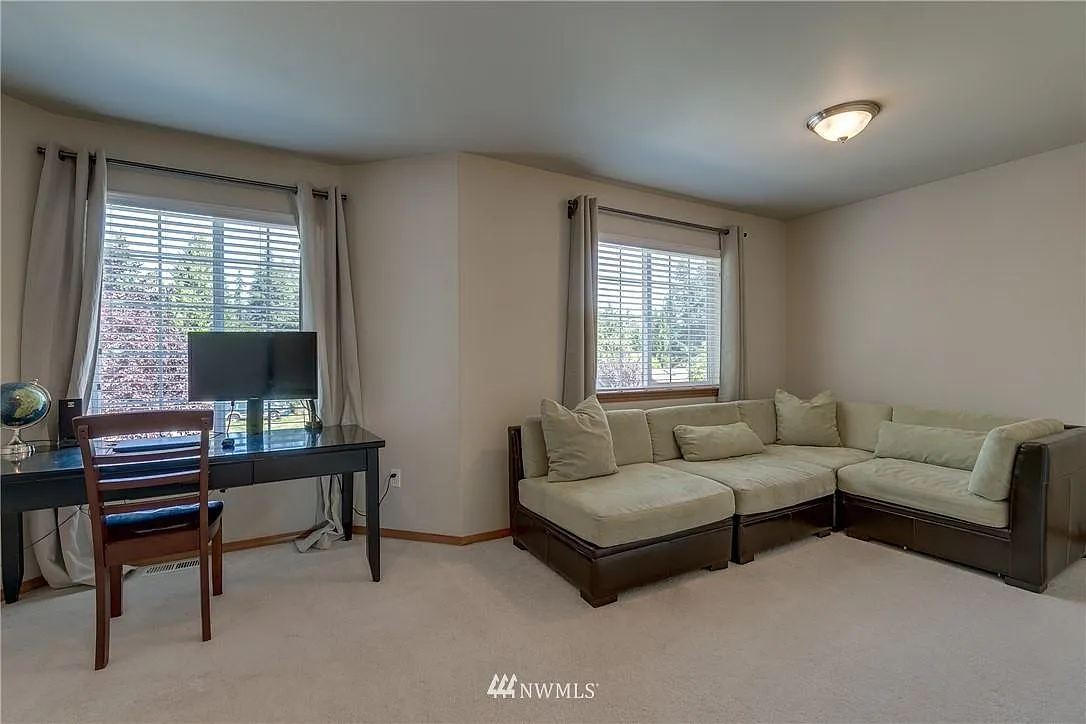 4 bed, 2299 sqft, $3,500 — Photo 3