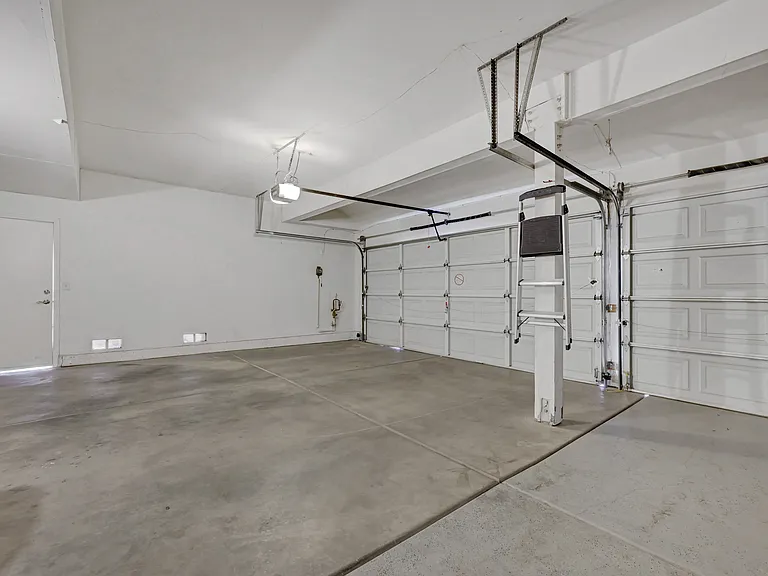 2239 Le Conte Ave — Photo 32