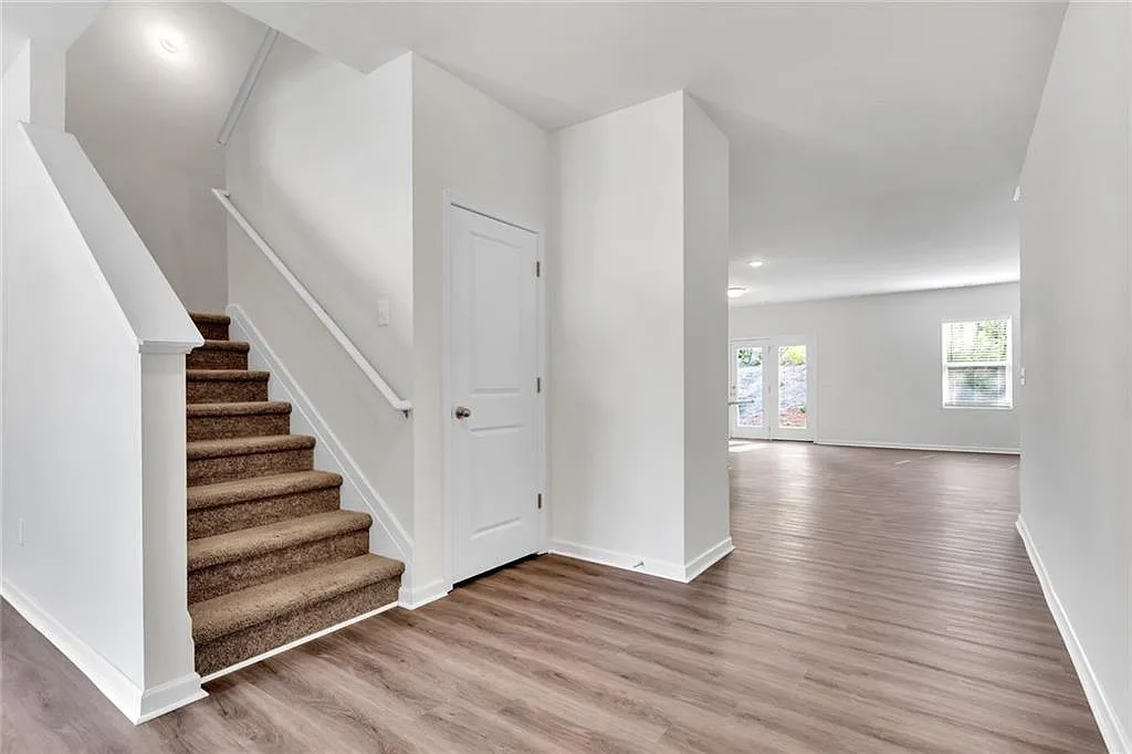 5 bed, 3.0 bath, 2706 sqft, $2,400 — Photo 3