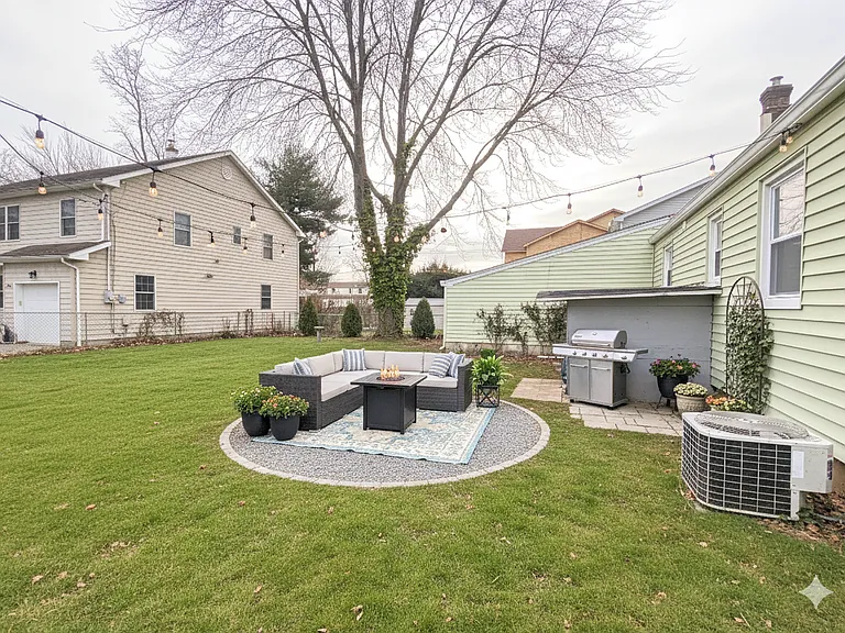 1598 Front St — Photo 3