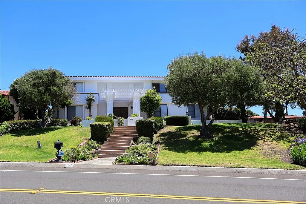 5 bed, 4.5 bath, 4956 sqft, $10,800 — Photo 3