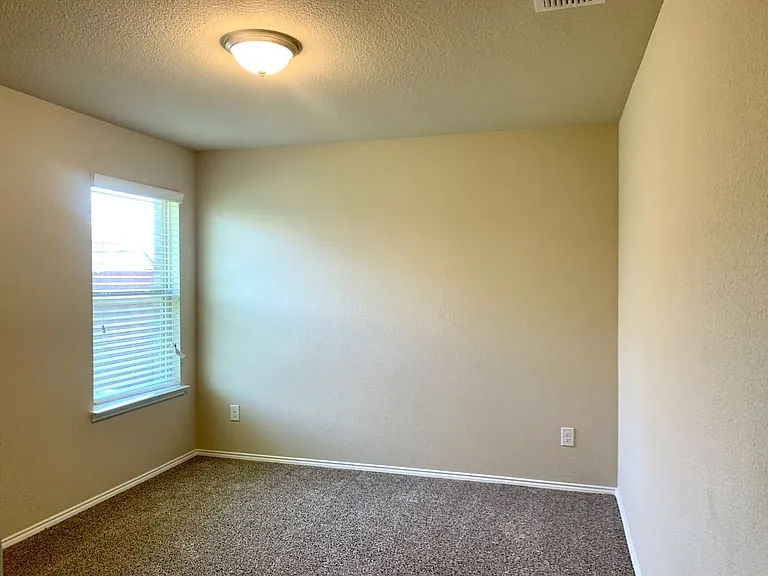 1300 Foxglove Ln — Photo 11