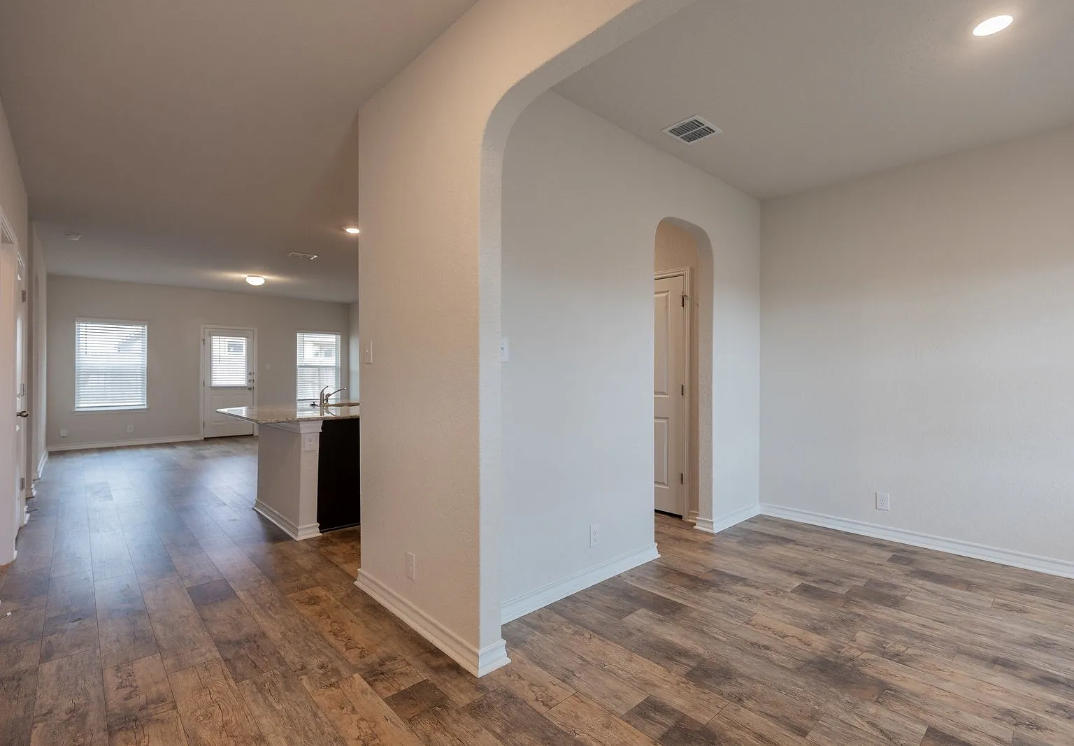 5 bed, 3.5 bath, 2680 sqft, $2,150 — Photo 4