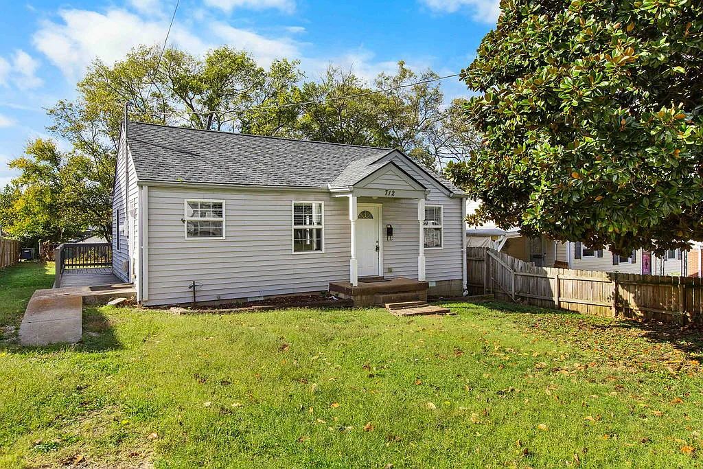 2 bed, 1.0 bath, 768 sqft, $1,750 — Photo 2