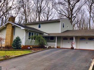 5 Hunter Dr, Burlington, NJ 08016