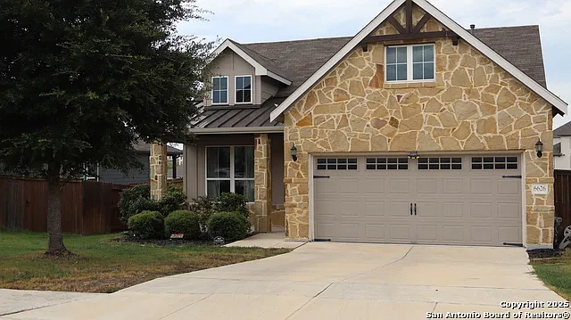 3 bed, 2.0 bath, 1581 sqft, $2,099 — Photo 2