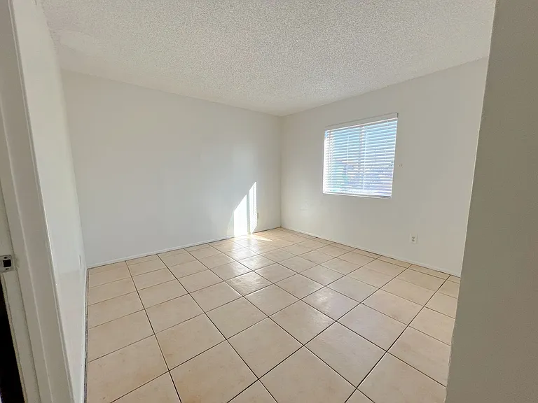 1625 E Wood St — Photo 4