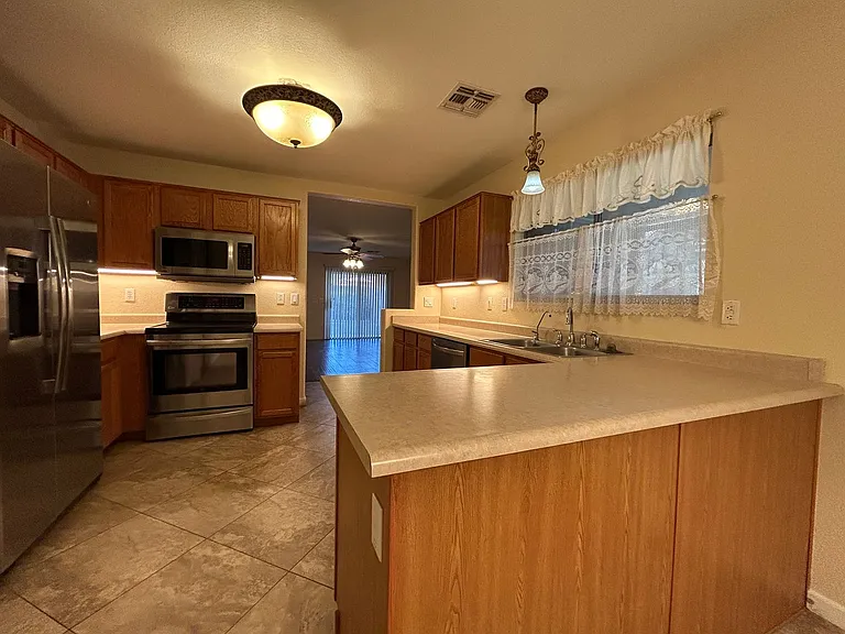 11418 W Cambridge Ave — Photo 4