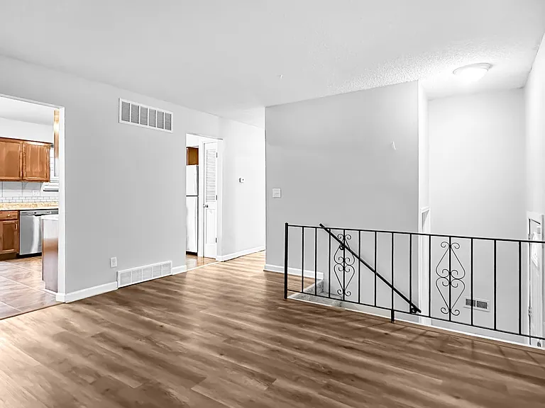 1300 NW Golfview Ct — Photo 6