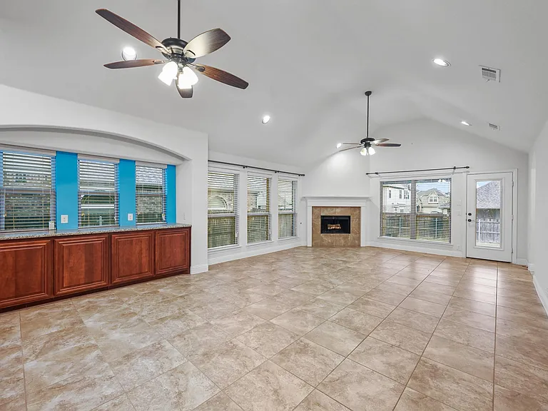 905 Foxtail Dr — Photo 2