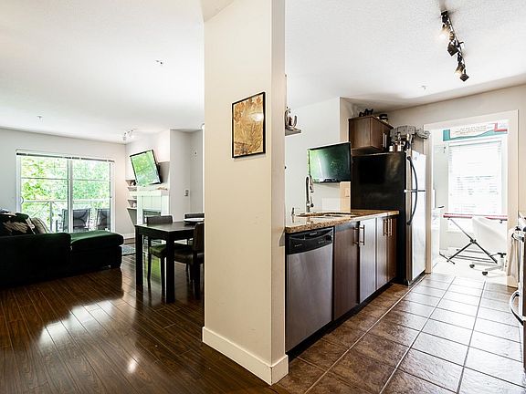 4th image of 3260 Saint Johns St #304