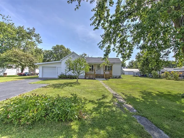 212 N Oak St, Maroa, IL 61756