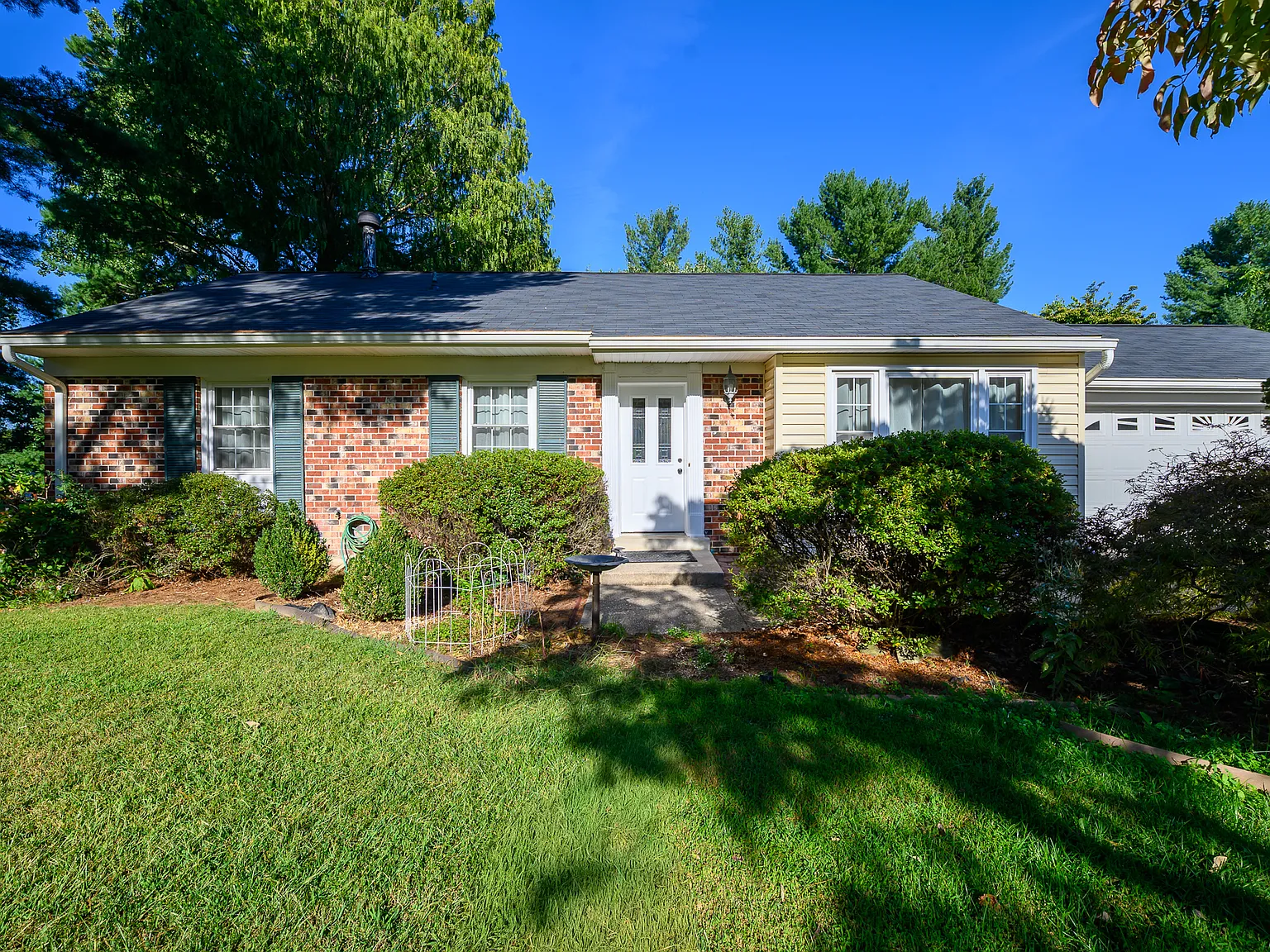 3 bed, 2.5 bath, 2490 sqft, $3,800 — Photo 1