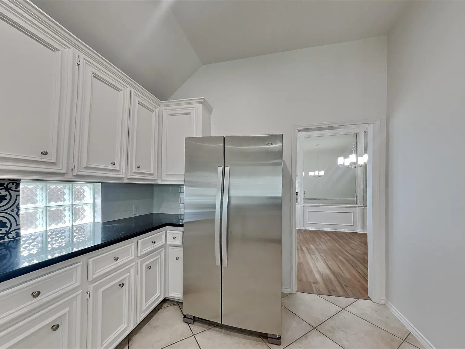 3 bed, 2.0 bath, 2418 sqft, $2,400 — Photo 4
