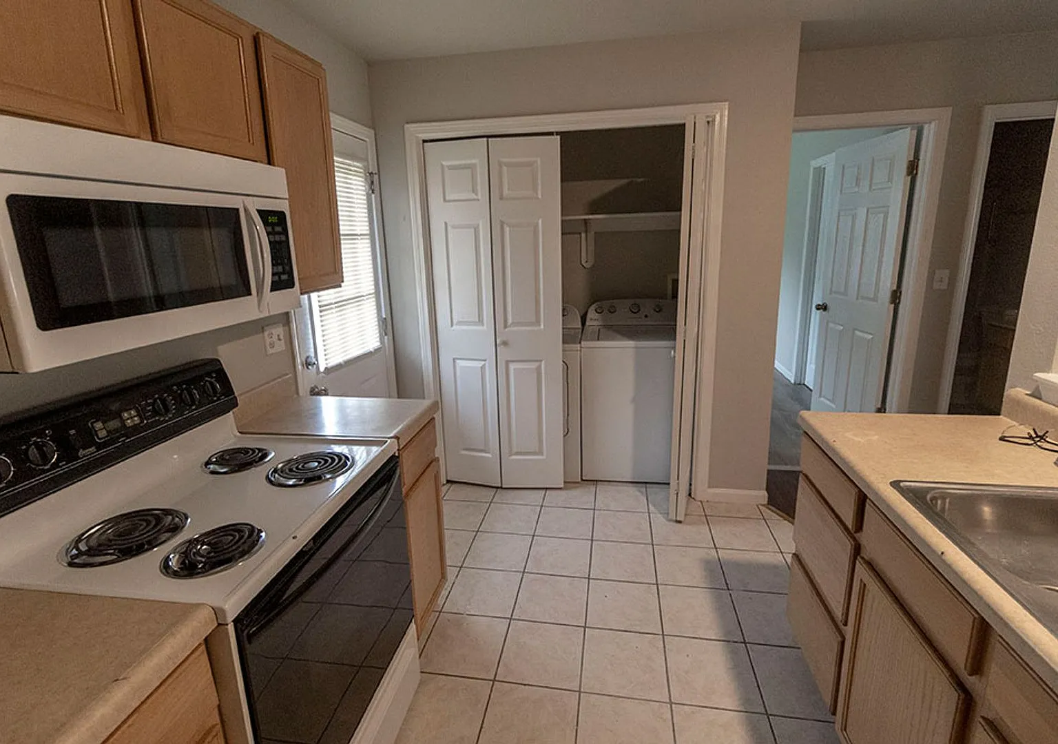 3 Bedroom Duplex! — Photo 3