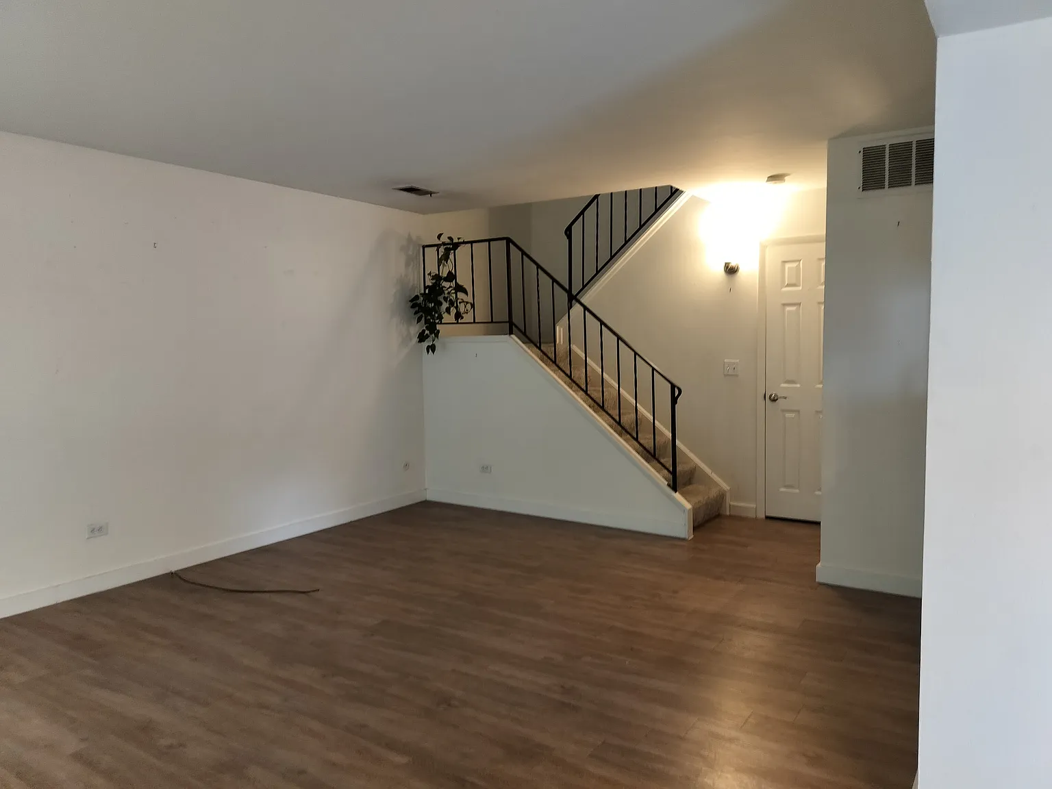 2 bed, 1.5 bath, 1056 sqft, $2,100 — Photo 3
