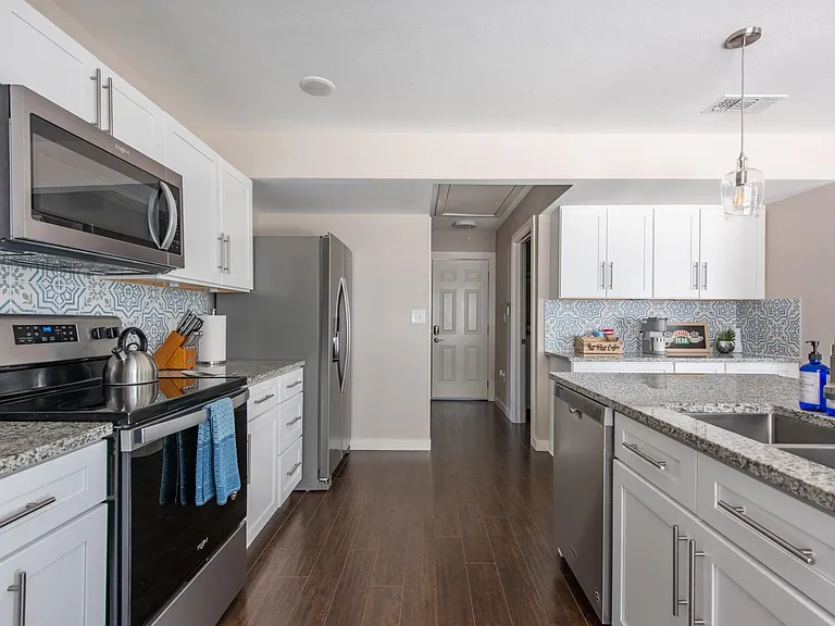 708 S Olive St — Photo 16