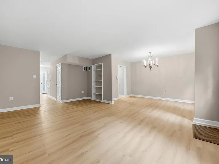 7817 Heatherton Ln — Photo 5