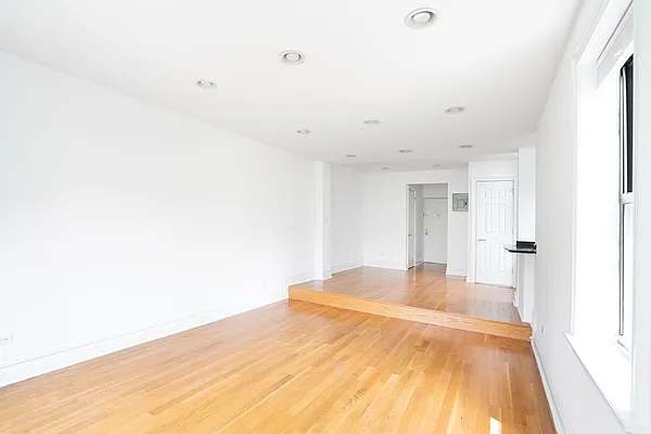 Rented by Waldstar Real Estate LLC | media 13