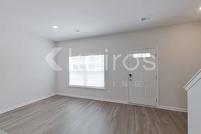 3 bed, 2.5 bath, 1300 sqft, $1,549 — Photo 2