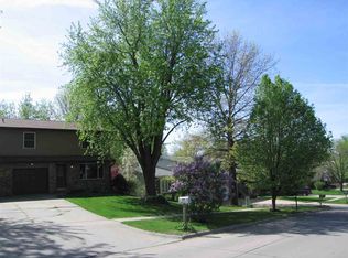 1902 N Ridge Dr, Coralville, IA 52241