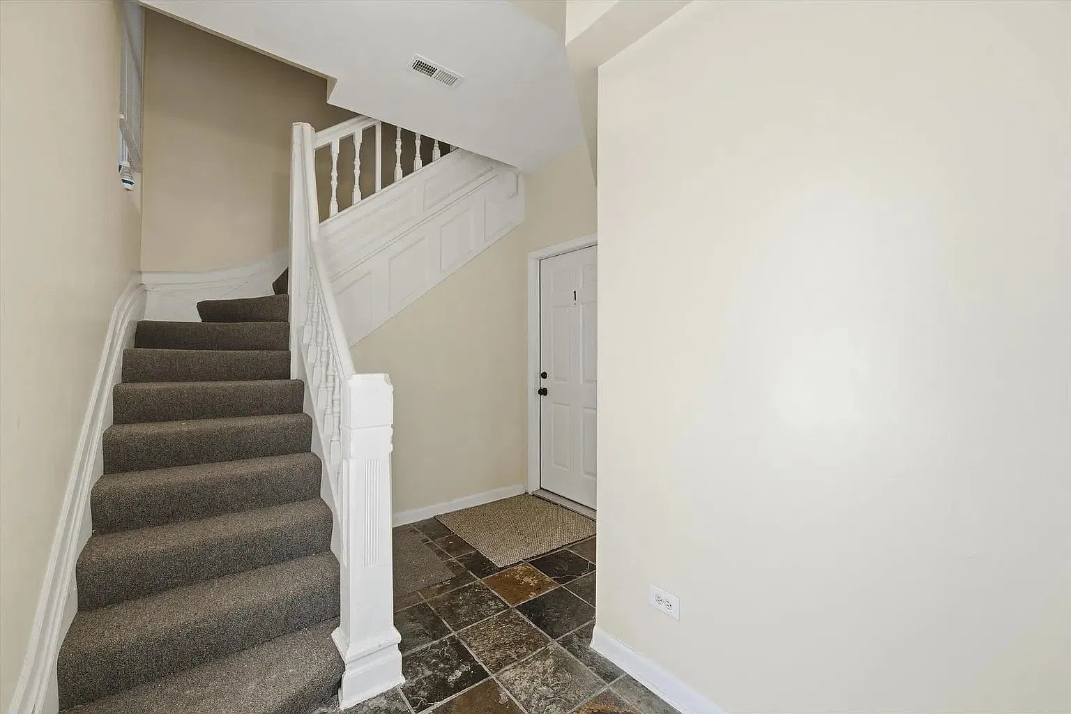 2 Private Upstairs Rooms in Duplex — Photo 4