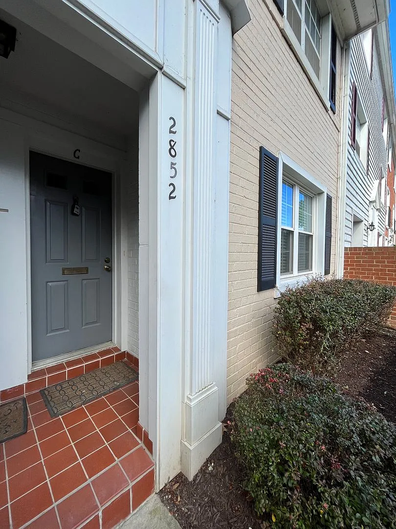 Charming 2BR, 1BA Townhouse-Style Condo in Arlington — Photo 3