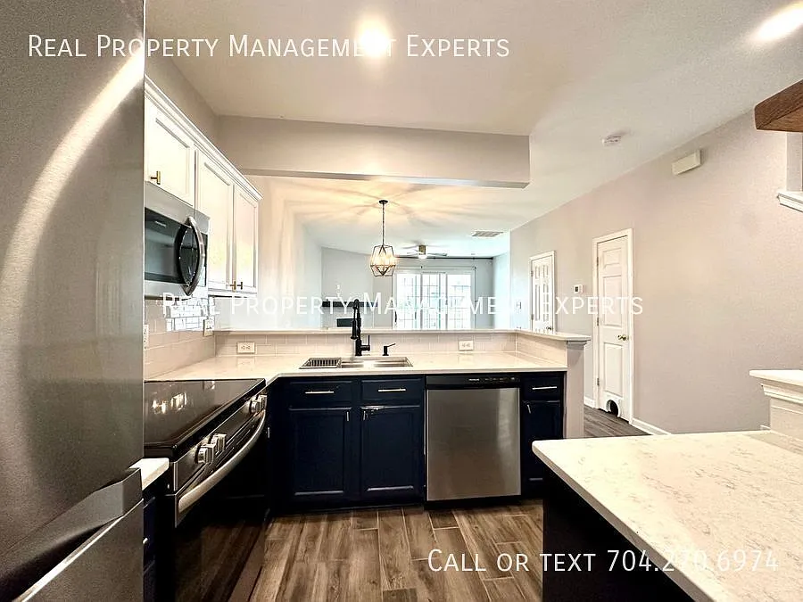 **Move In Special Beautiful 2 Br/2.5 Ba Townhouse In Charlotte! — Photo 4