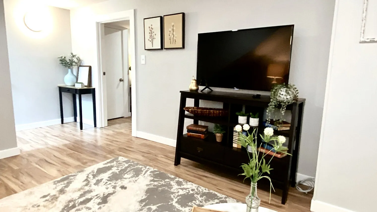 2 bed, 1.0 bath, 893 sqft, $5,355 — Photo 4