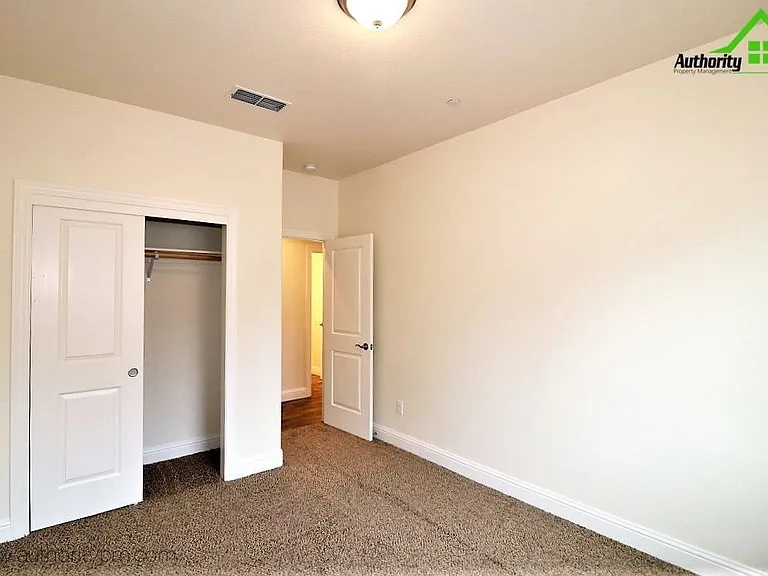 2530 Rainbow Ln #B — Photo 11
