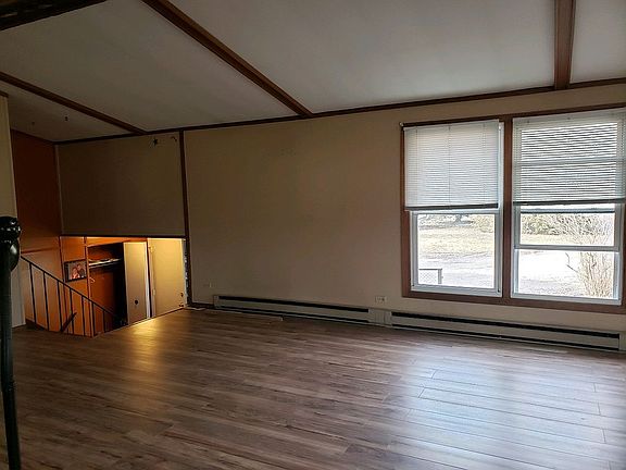 3rd image of 208 Falcon Crest Dr