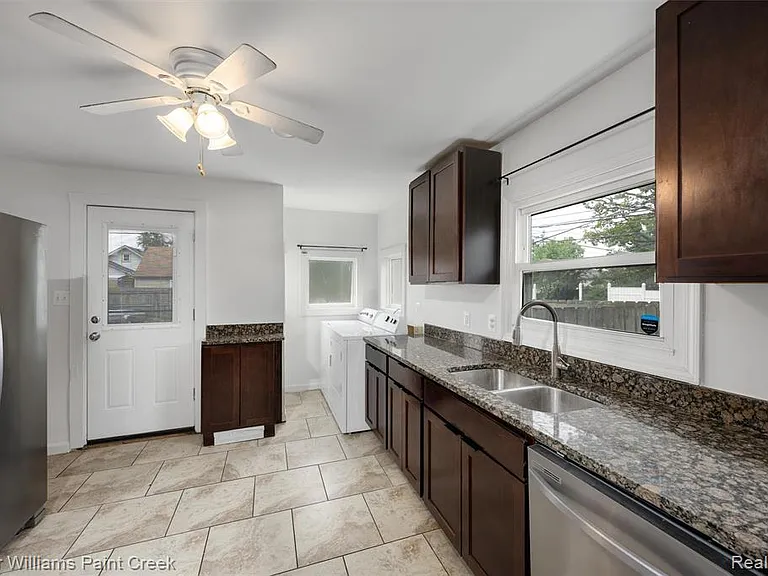 23465 Easterling Ave — Photo 10