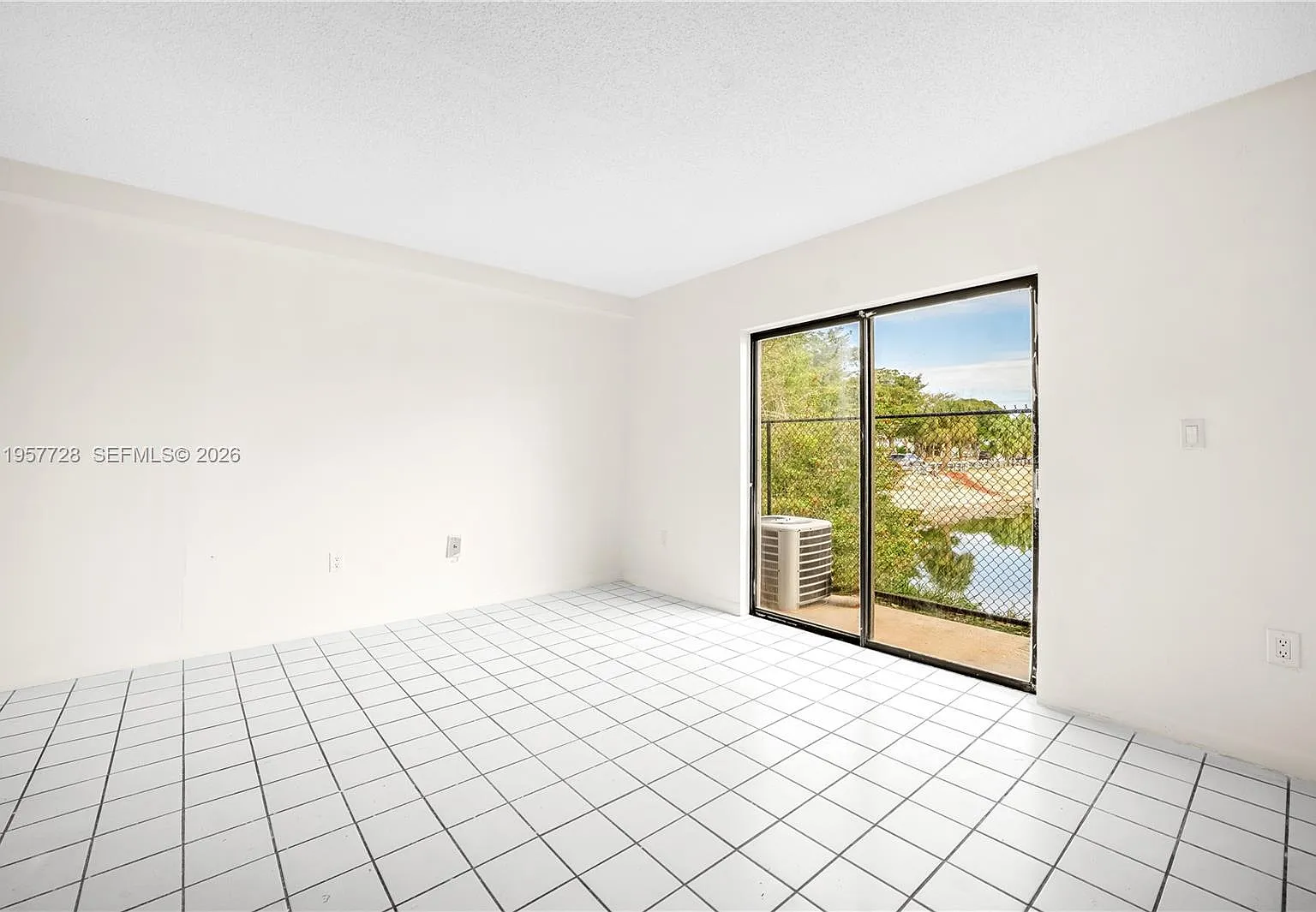 1 bed, 1.0 bath, 33812 sqft, $1,650 — Photo 4