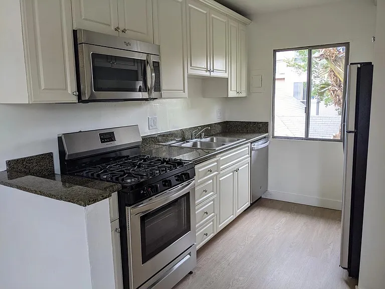 1248 N Las Palmas Ave #6 — Photo 5