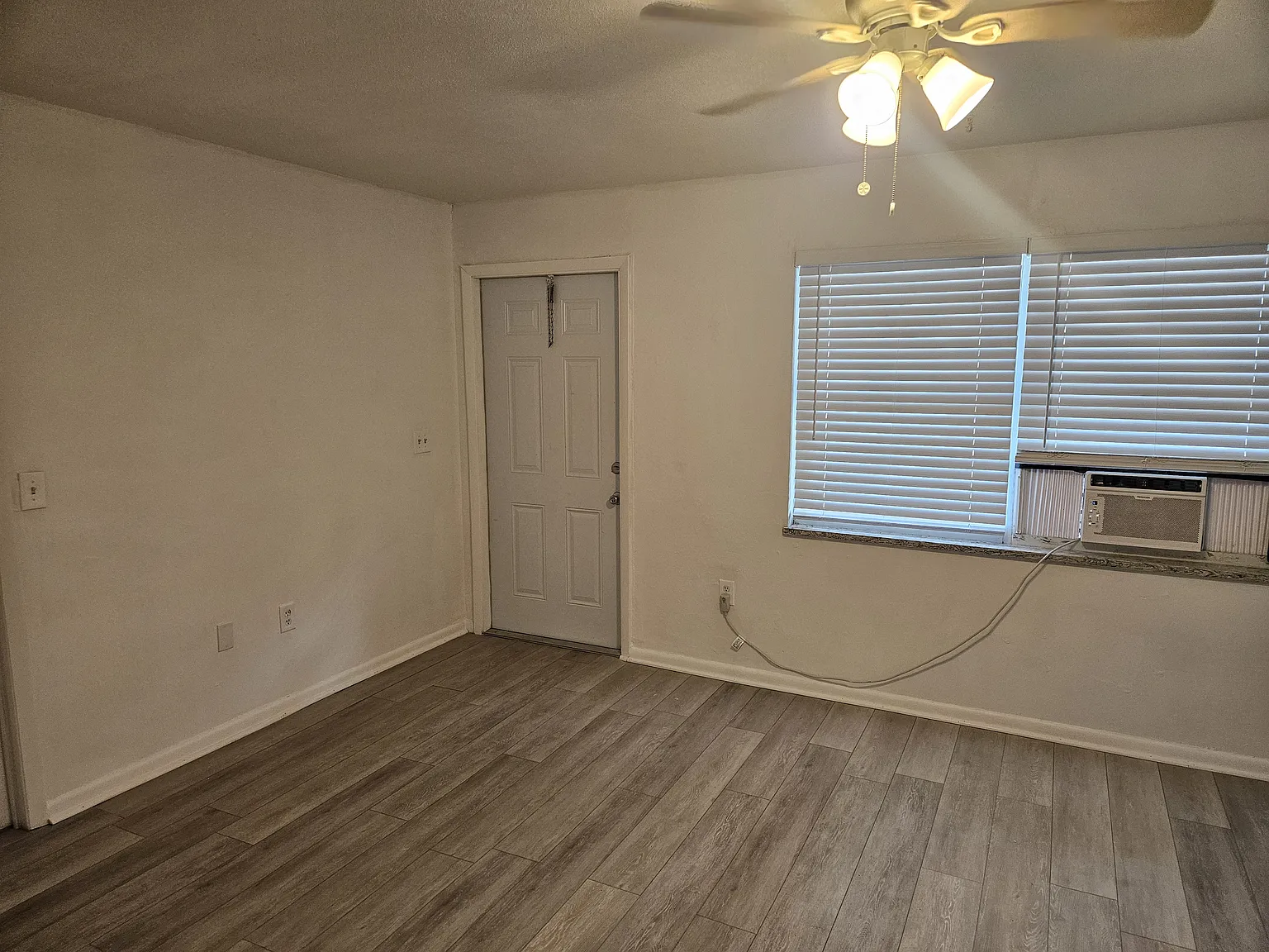 2 bed, 1.5 bath, 750 sqft, $1,300 — Photo 1