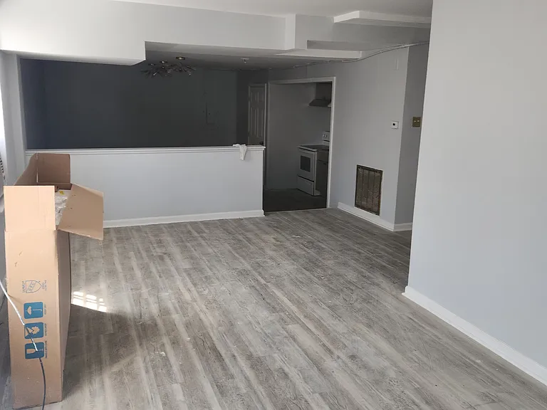 300 W 9th St #2 — Photo 3