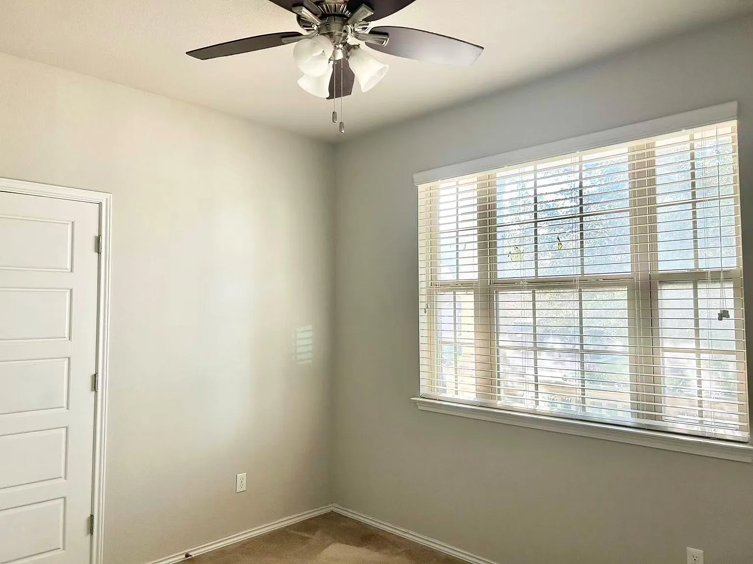 4 bed, 2.5 bath, 2420 sqft, $2,200 — Photo 3