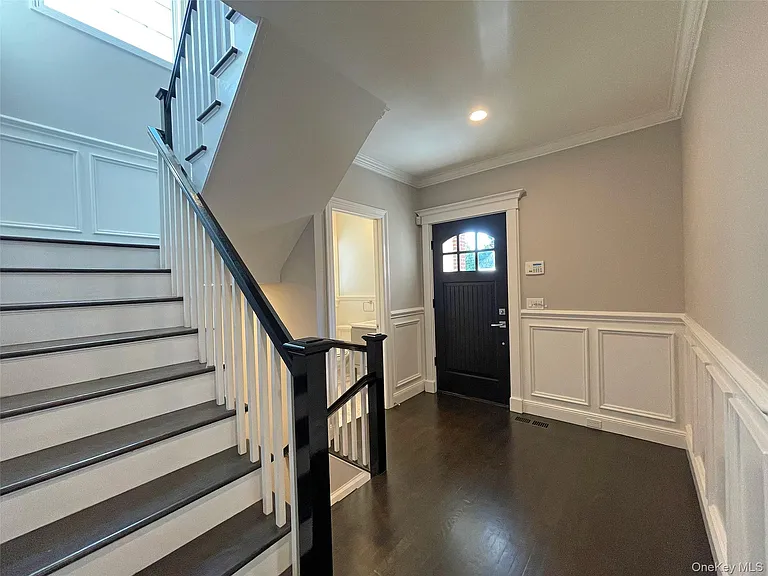 1019 Grove St — Photo 3
