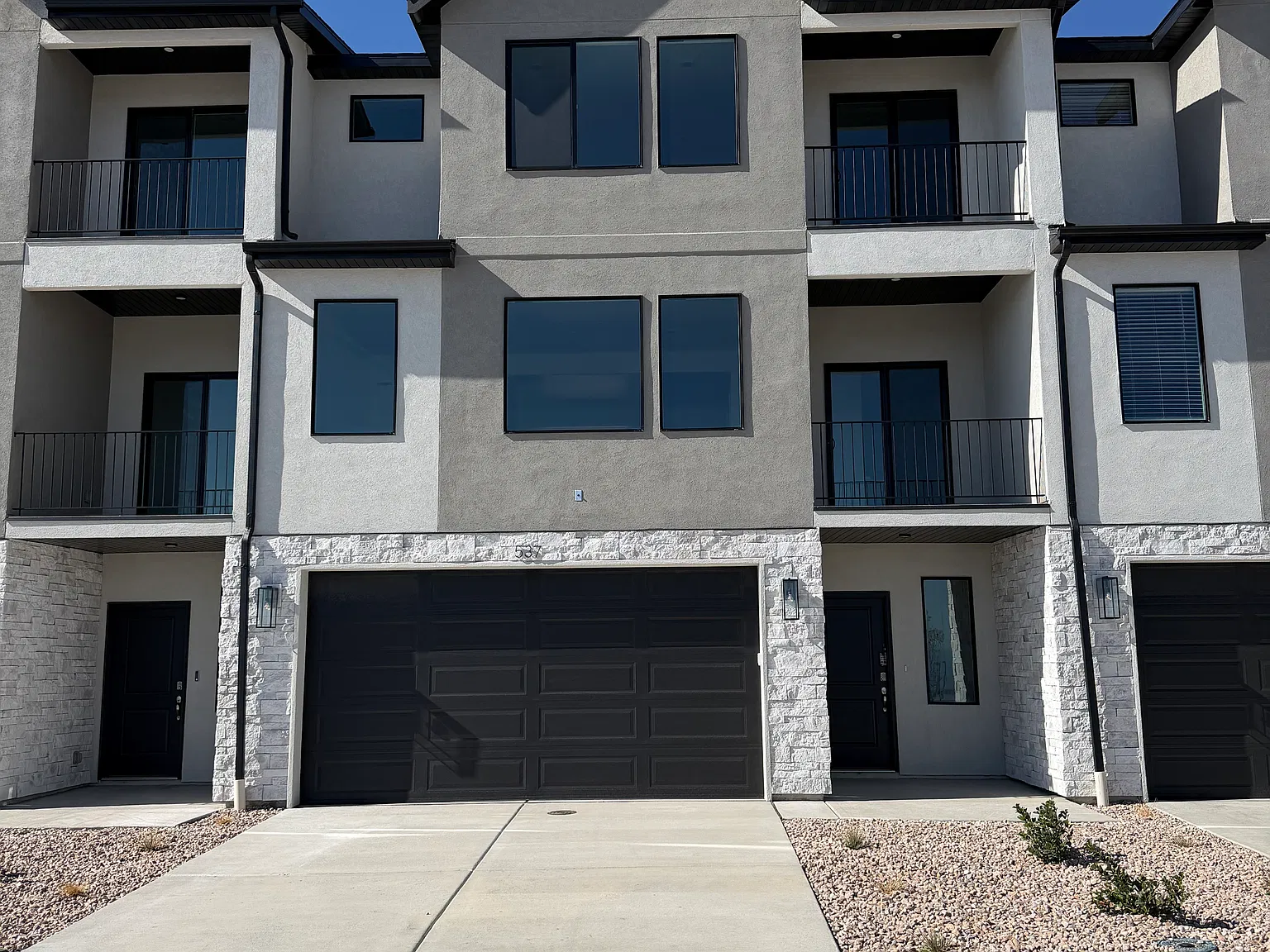 4 bed, 3.5 bath, 2405 sqft, $3,000 — Photo 1