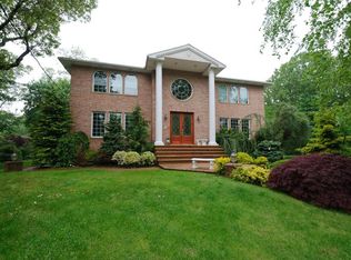 16 Hofstra Ct, Plainview, NY 11803
