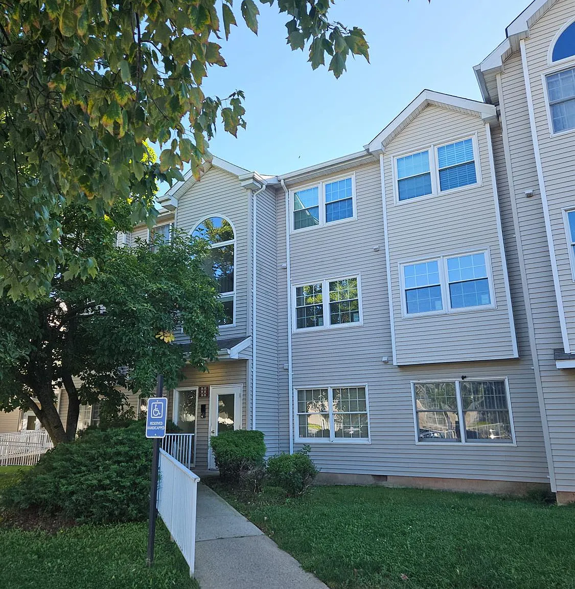 2 bed, 1.0 bath, 908 sqft, $2,100 — Photo 1