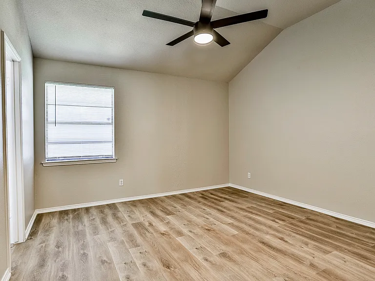 813 Bristol Ave — Photo 18