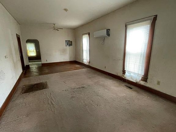 2nd image of 712 W 1st St