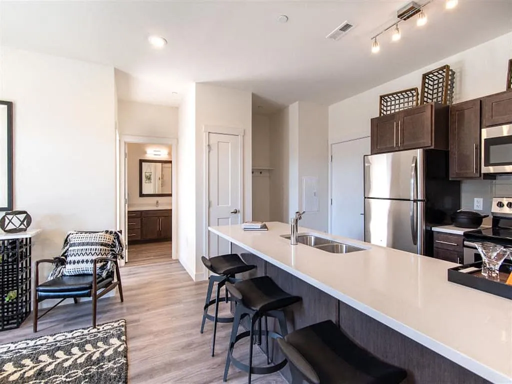 6 West Apartments — Photo 4