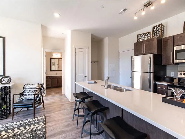 6 West Apartments — Photo 4