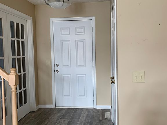 Foyer- flex room to the left