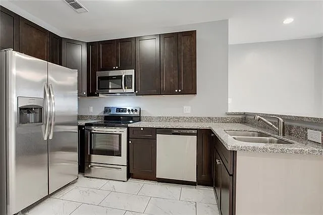 55 Carriage Ln #D — Photo 5