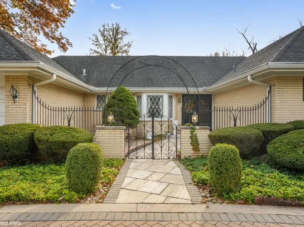 18 Concord Dr, Oak Brook, IL 60523