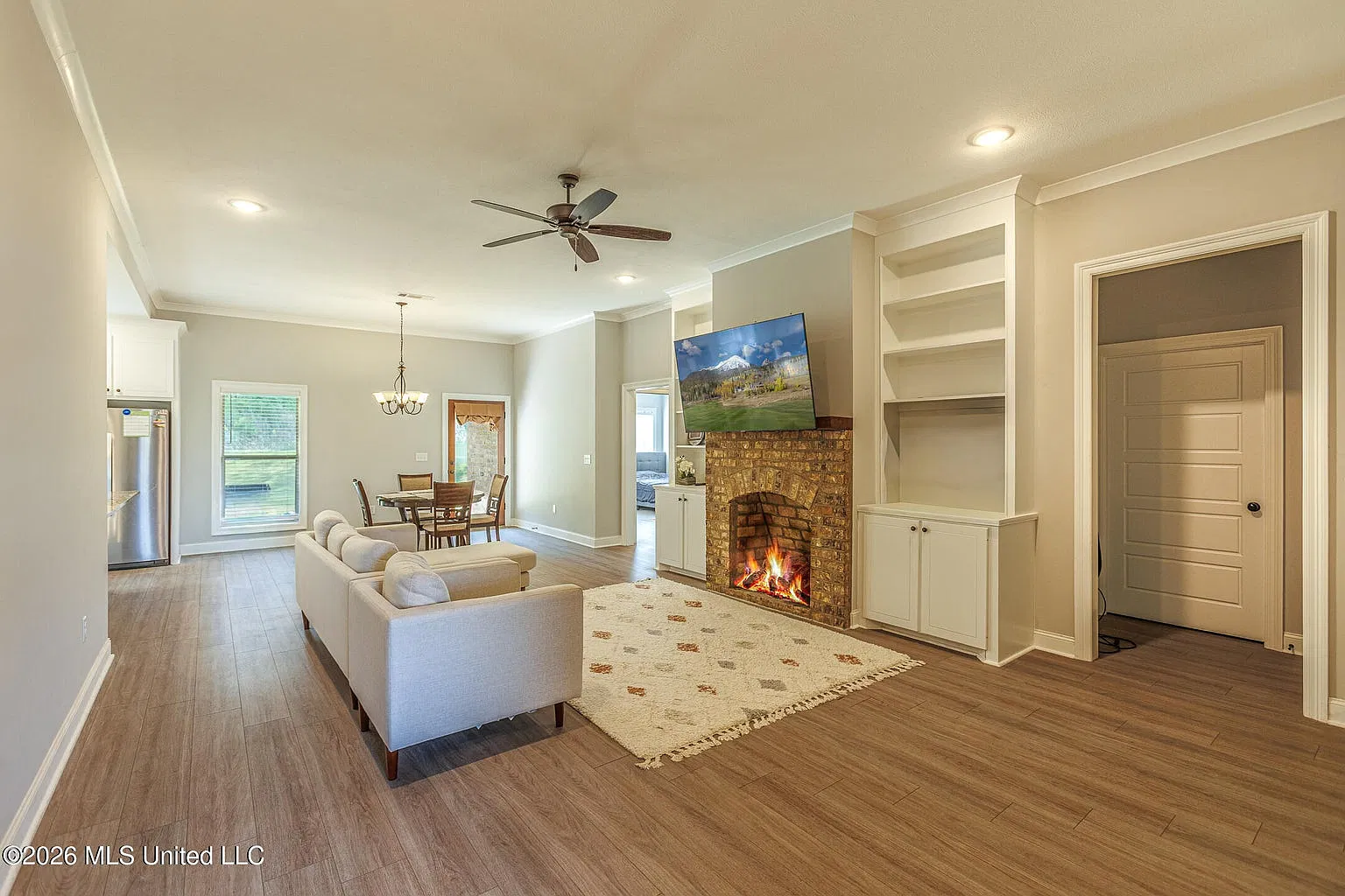 554 Birchwood Blvd — Photo 2